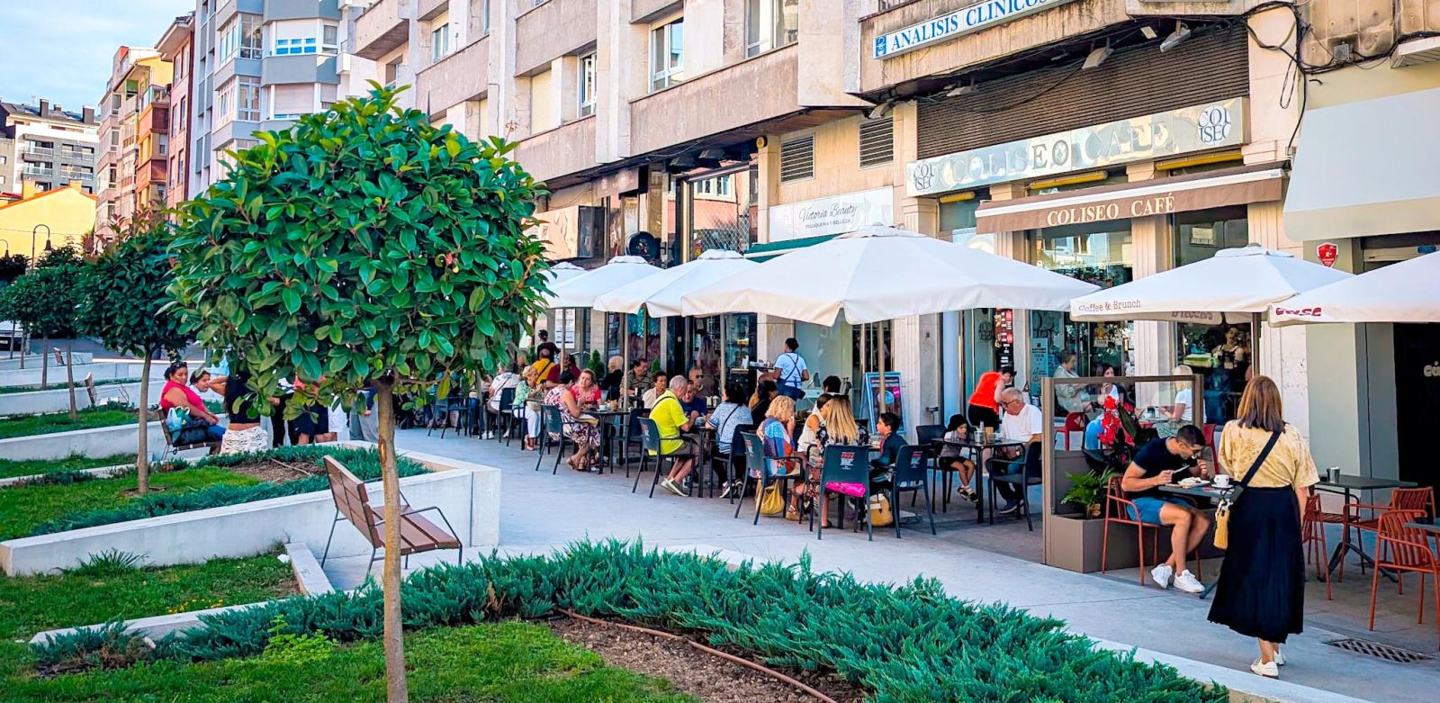 Terraza de la cafetería Coliseo en la plaza de La Merced de Avilés
